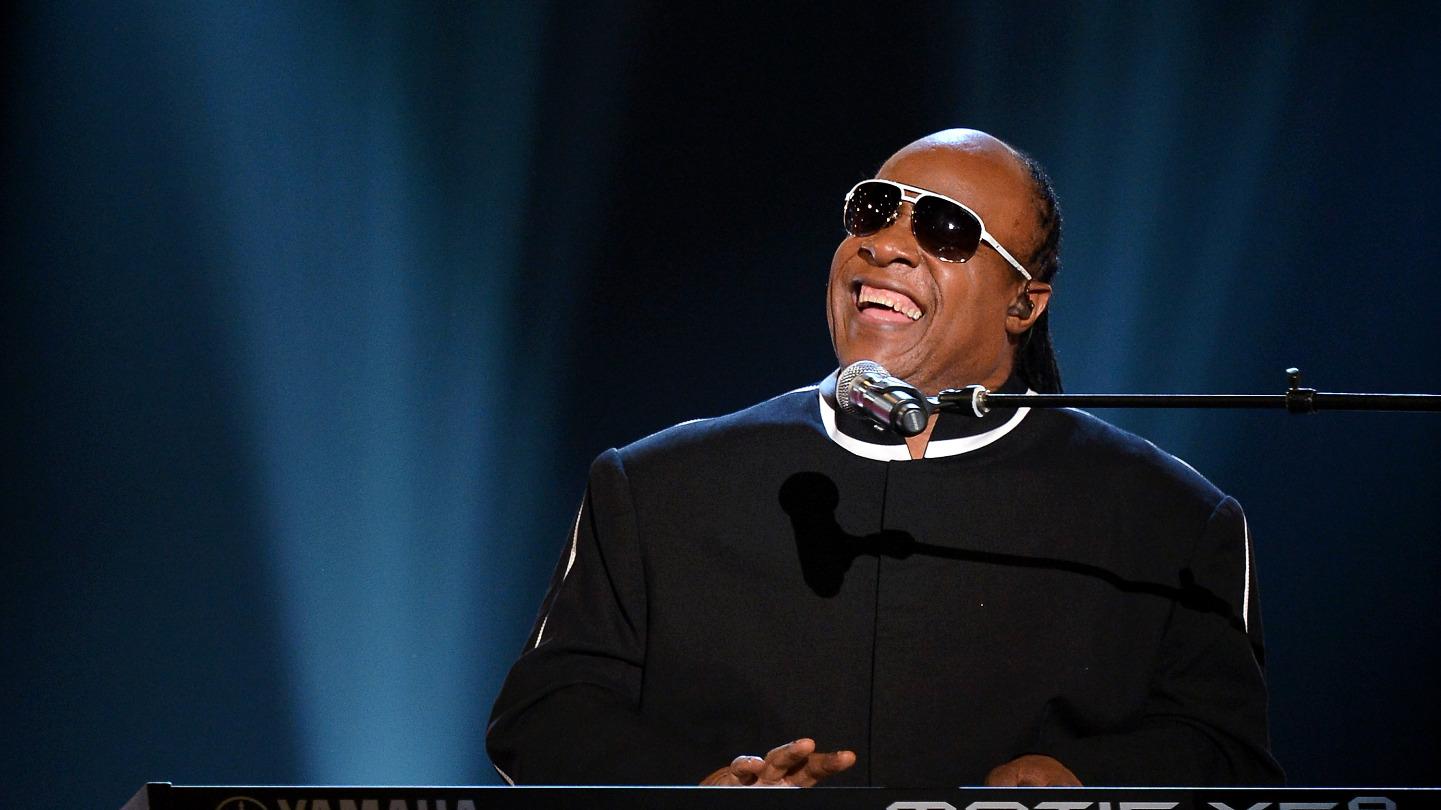 Stevie Wonder's Blonde Hair: A Tribute to the Music Legend's Bold Choice - wide 7